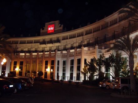 RIU Palace Melonreas, Aussenansicht bei Nacht